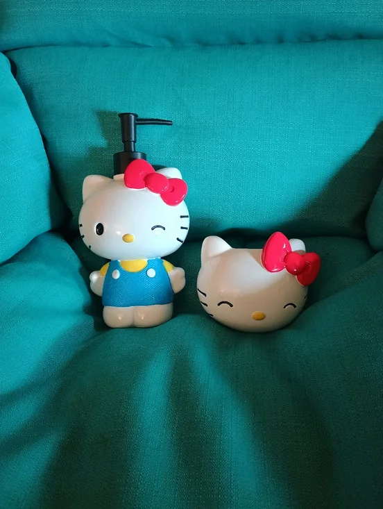 NEW Hello Kitty 2 Piece Bath Set - Picture 2 of 10